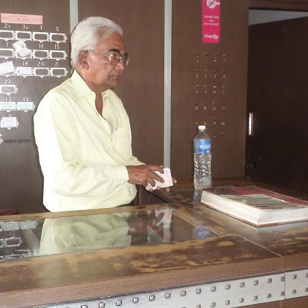 Vrindavan Lodge Solapur Luaran gambar