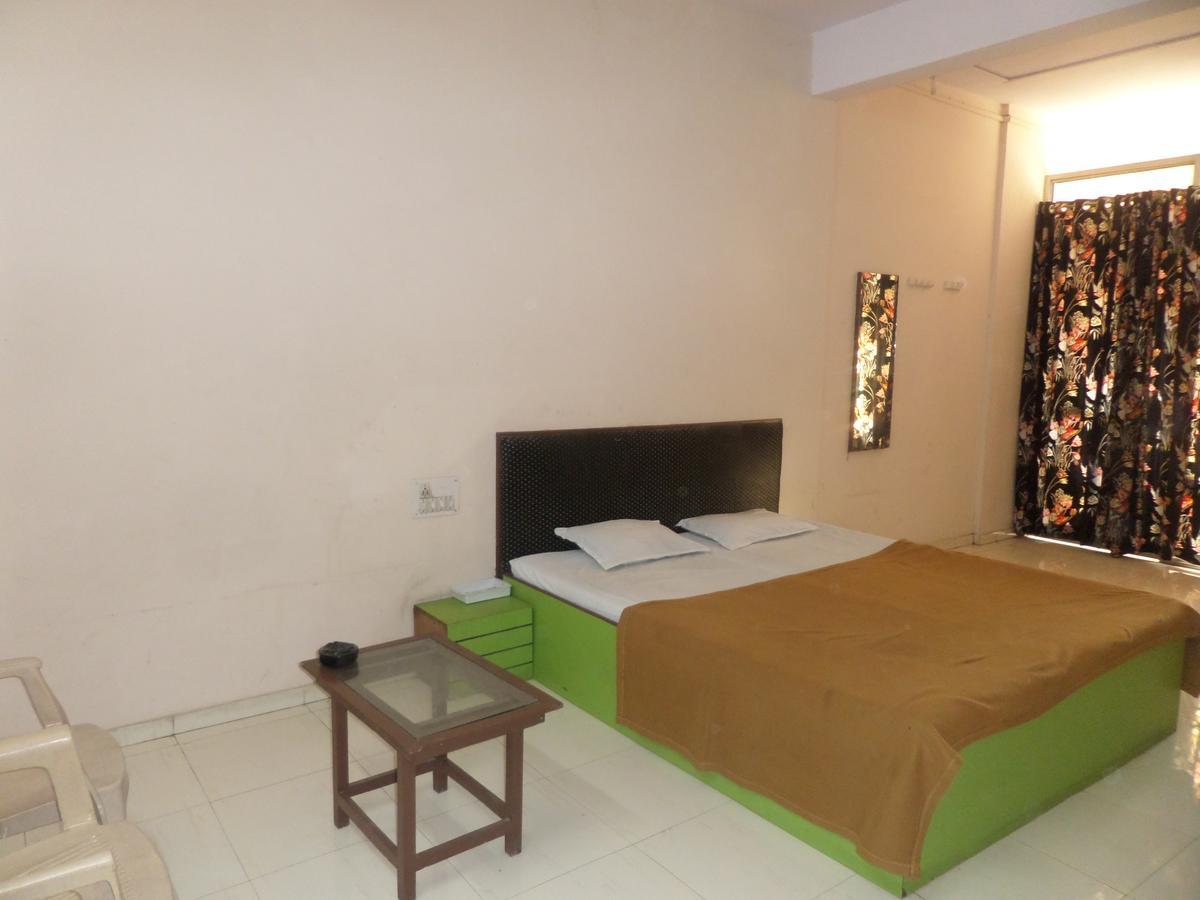 Vrindavan Lodge Solapur Luaran gambar